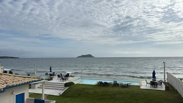 Piscina de borda de frente para o mar